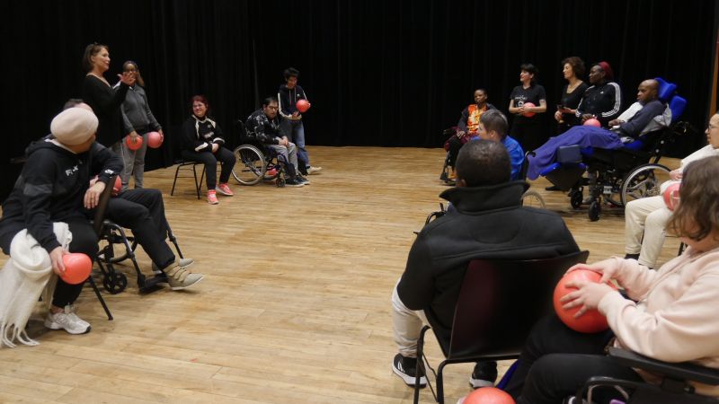 2025.02.10-au-14-danse-adaptee-avec-kathy-et-pamela-de-la-possible-echappee-florence-cassin-3